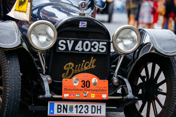 Velden, Avusturya - 30 Ağustos 2025: Klasik Buick arabası klasik tasarım unsurları ve Oldtimer Festivali 'nde otomotiv mirası ve işçiliğini kutlayan karmaşık ayrıntılar içeriyor