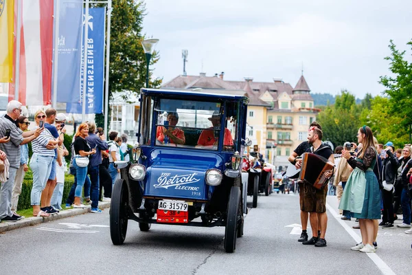 Velden, Avusturya - 30 Ağustos 2025: Klasik Detroit Elektrikli araç festival caddesi boyunca sürerken, kalabalık eski zamanların kutlaması ve hareketli ambiyansın keyfini çıkarıyor