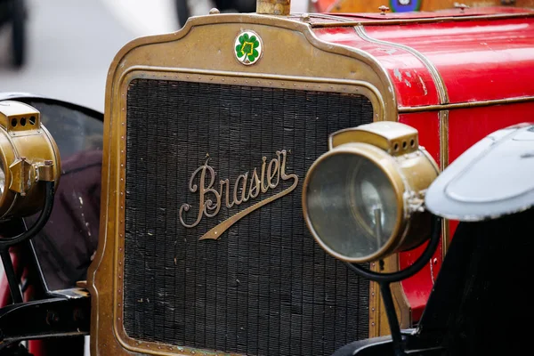 Velden, Avusturya - 30 Ağustos 2025: Eski bir Brasser festivalinde ayrıntılı ayrıntılar ve parlak farlar içeren klasik bir Brasser arabasının ön ızgarası
