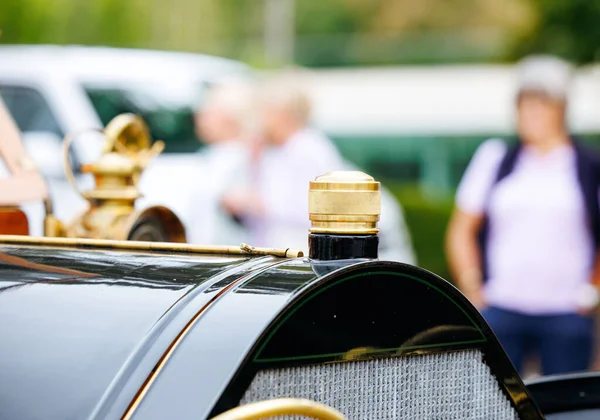 Velden, Avusturya - 30 Ağustos 2025: Eski model bir arabanın yakınlaştırılması, bir Oldtimer Festivali 'nde ayrıntılı ayrıntıları ve zanaatkarlığı vurgulanıyor.