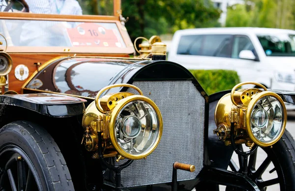 Velden, Avusturya - 30 Ağustos 2025: Klasik tasarım ve işçiliği vurgulayarak, Oldtimer Festivali 'nde karmaşık altın farlar sergilenen klasik otomobil