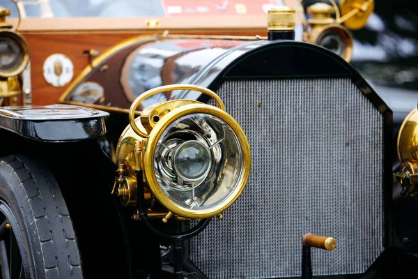 Velden, Avusturya - 30 Ağustos 2025: Klasik otomotiv tasarımı ve tarihsel önemi vurgulayarak, Oldtimer Festivali 'nde klasik araba farları ayrıntılı işçiliğe sahiptir