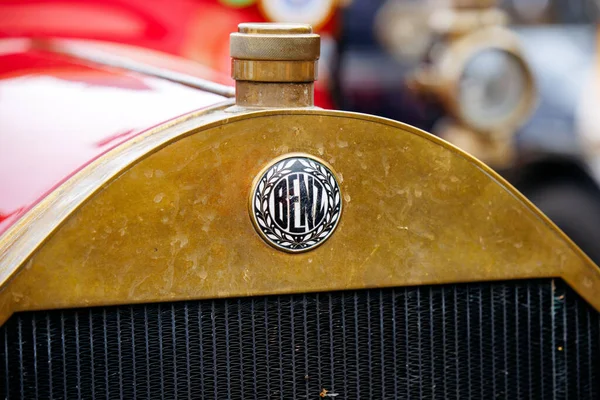 Velden, Avusturya - 30 Ağustos 2025: Belz araba amblemi bir Oldtimer Festivali 'nde, klasik otomotiv tasarımı ve zengin tarihi sergilendi