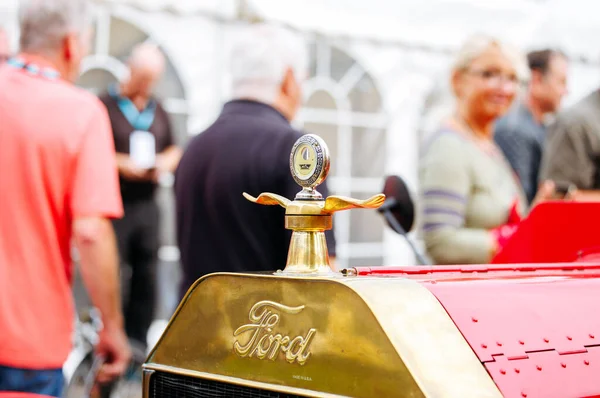 Velden, Avusturya - 30 Ağustos 2025: Ford klasik araba kaput süsü, klasik araçları takdir eden ve otomotiv tarihini kutlayan katılımcılarla Oldtimer Festivali 'nde göze çarpıyor