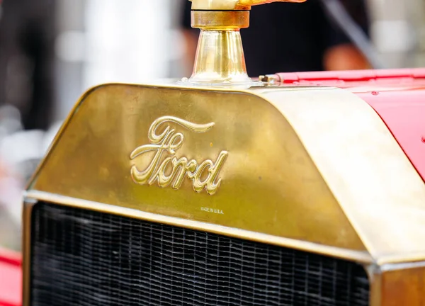 Velden, Avusturya - 30 Ağustos 2025: Eski Zaman Festivali 'nde klasik Ford kaput süsü, tarihsel önemi ve karmaşık tasarım detaylarını vurguluyor