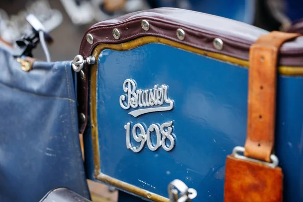 Velden, Avusturya - 30 Ağustos 2025: 1908 'den kalma Vintage Brassier motosiklet koltuğu, Oldtimer Festivali' nde ustalık ve tasarımı ön plana çıkarıyor