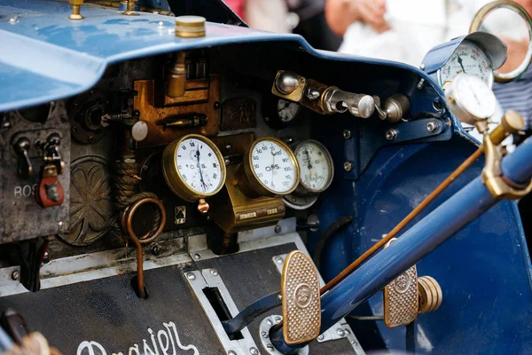 Velden, Avusturya - 30 Ağustos 2025: Eski araba gösterge paneli klasik ölçü ve kontrolleri, eskiler festivalinde işçilik ve nostaljiyi ön plana çıkarıyor