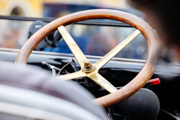 Velden, Avusturya - 30 Ağustos 2025: Klasik arabanın eski model tasarım ve otomotiv mirasını vurgulayarak Oldtimer Festivali 'nde gösterilen ahşap direksiyon