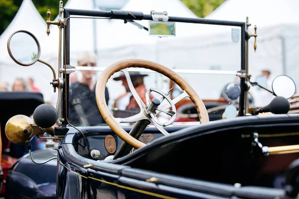 Velden, Avusturya - 30 Ağustos 2025: Eski araba iç mimarisi, Oldtimer Festivali 'nde ahşap direksiyon ve klasik gösterge paneli