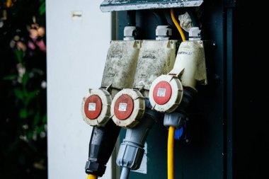 Velden, Avusturya - 30 Ağustos 2025: Elektrik enerji arzı ünitesi, metin veya grafikler için kopyalama alanı ile endüstriyel tasarım ve işlevselliği vurgulayan üç bağlantı özelliğine sahiptir