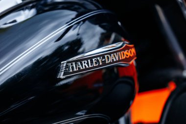 Velden, Avusturya - 30 Ağustos 2025: Marka kimliği ve işçiliğini vurgulayan siyah motosiklet tankının üzerinde Harley-Davidson logosunun yakın görüntüsü