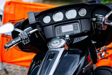 Velden, Avusturya - 30 Ağustos 2025: Krom denetim ve göstergelerin yer aldığı Harley-Davidson motosiklet gösterge panelinin yakın çekimi, ayrıntılı işçilik ve tasarım unsurlarını vurguluyor