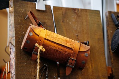 Velden, Avusturya - 30 Ağustos 2025: Ahşap arka planda ayrıntılı oymalar, işçilik ve zanaat kalitesinde ayrıntılı gösterilen deri alet rulosu