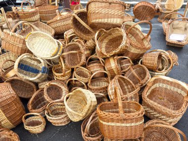 Villach, Avusturya - 12 Ocak 2026: Değişik boyutlarda ve şekillerde dokunmuş hasır sepetlerin toplanması, canlı bir pazarda işçilik ve doğal dokuların ön plana çıkarılması