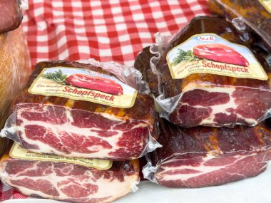 Villach, Avusturya - 12 Ocak 2026: Schopf beneği kareli bir masa örtüsü üzerine güzelce yerleştirilmiş, mermer dokusunu ve zengin lezzetlerini vurguluyor