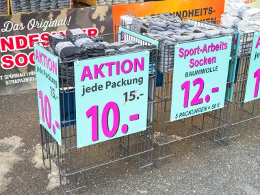 Villach, Avusturya - 12 Ocak 2026: Vibrant market, tanıtım tabelaları fiyatları ve özel tekliflerle satılık çoraplar sunuyor, müşterileri keşfetmeye davet ediyor