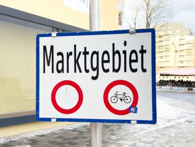 Villach, Avusturya - 12 Ocak 2026: Marktgebiet tabelası, arka planda binaların bulunduğu kentsel alanda bisiklet sembolü bulunan hiçbir araca erişim göstermiyor