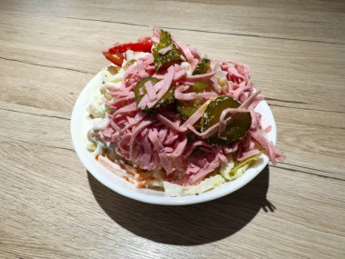 Tahta bir masada taze sebzeli lezzetli et ve turşu salatası..