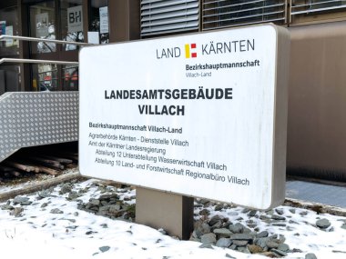 Villach, Avusturya - 19 Ocak 2026: Landesamt Villach için imzalanan imza karlı ortamda resmi detayları, üs çevresinde görünen taş peyzajını gösteriyor