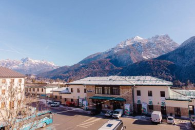 Cortina, İtalya - 27 Ocak 2026: Cortina Olimpiyat Oyunları sırasında arka planda modern mimari ve karla kaplı dağlara sahip bir kasabanın manzarası