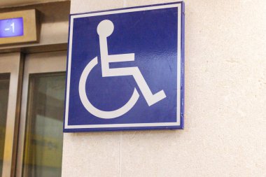 Şehir ortamında tekerlekli sandalye kullanıcıları için erişilebilir giriş işareti.