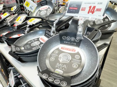 Ponte Nelle Alpi, İtalya - 27 Ocak 2026: Pedrin markasının yapışmaz kızartma tavaları fiyat etiketleri ve ürün bilgileriyle birlikte perakende satış rafında düzenlendi