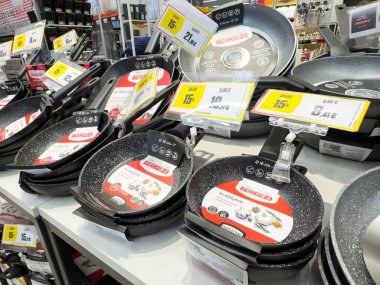 Ponte Nelle Alpi, İtalya - 27 Ocak 2026: Mutfak gereçleri perakende satış ortamında görünür fiyat etiketleri ve ürün etiketleriyle bir mağaza rafında dizilmiş yapışmaz tavalar