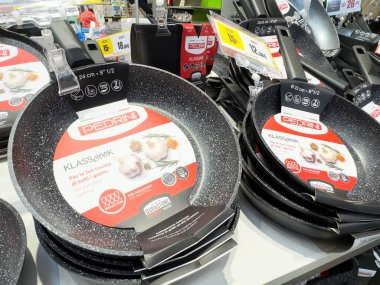 Ponte Nelle Alpi, İtalya - 27 Ocak 2026: PEDRINI markasından yapışmayan kızartma tavaları, çeşitli boyut ve fiyat etiketlerinin sergilendiği bir perakende rafında düzenlendi