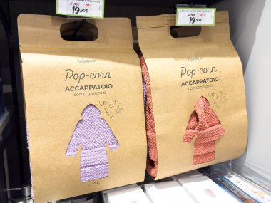 Ponte Nelle Alpi, İtalya - 27 Ocak 2026: Pembe ve mercan renkli iki patlamış mısır bornoz paketi görünür fiyatlandırma etiketleriyle perakende rafında sergileniyor