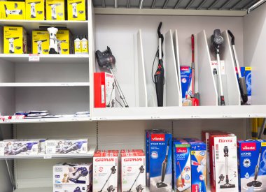 Ponte Nelle Alpi, İtalya - 27 Ocak 2026: Bir perakende mağazasındaki raflarda çeşitli marka ve modellerin sergilendiği elektrikli süpürge ve temizlik araçlarının sergilenmesi