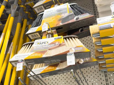 Ponte Nelle Alpi, İtalya - 27 Ocak 2026: Süpürgeler ve fırçalar da dahil olmak üzere zirve marka temizlik araçları bir ev geliştirme mağazasının rafında düzenlenmiştir