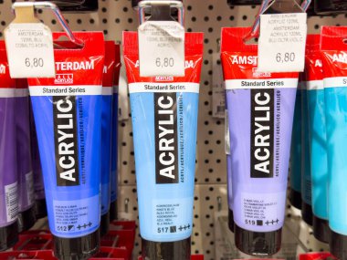 Ponte Nelle Alpi, İtalya - 27 Ocak 2026: Amsterdam 'dan mavi ve mor renkli akrilik boya tüpleri fiyat etiketleri açıkça görülebilen bir rafta sergileniyor