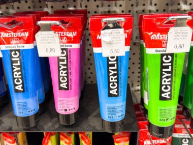 Ponte Nelle Alpi, İtalya - 27 Ocak 2026: Amsterdam akrilik boya tüpleri mavi, pembe ve yeşil renklerle bir rafa dizilmiş fiyat etiketleri görünür