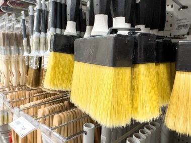 Ponte Nelle Alpi, İtalya - 27 Ocak 2026: Bir mağaza rafına yerleştirilmiş sarı fırça koleksiyonu, boyama işleri için farklı stil ve boyutlara sahip