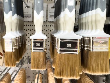 Ponte Nelle Alpi, İtalya - 27 Ocak 2026: Bir hırdavatçıdaki tahta üzerinde boya fırçası görüntüsü, 36 ve 50 milimetre boyutlarında görünür kıllar sergileniyor