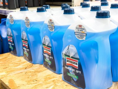 Ponte Nelle Alpi, İtalya - 27 Ocak 2026: Arexons ön cam yıkama sıvısı şişeleri mavi renkli görünür etiketli ahşap bir rafta sergilenmektedir