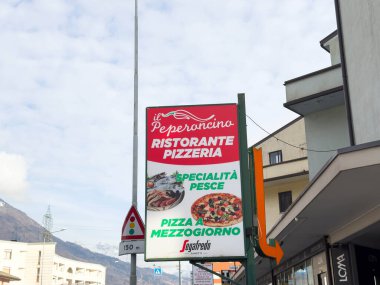 Ponte Nelle Alpi, İtalya - 27 Ocak 2026: Il Peperoncino Ristorante Pizzeria 'nın imzası deniz ürünleri spesiyalleri ve pizza sunumlarını dağlık bir kent ortamında sergiliyor