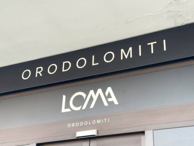 Ponte Nelle Alpi, İtalya - 27 Ocak 2026: Orodolomiti mağaza tabelası Girişin üzerinde Loma markası görünür, çağdaş bir tasarım sergilenmektedir