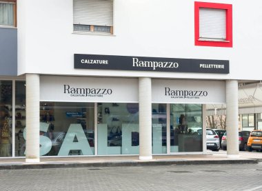 Ponte Nelle Alpi, İtalya - 27 Ocak 2026: Rampazzo mağazası, çağdaş kentsel bir ortamda ayakkabı ve deri ürünleri önemli bir satış tabelasıyla sergiliyor
