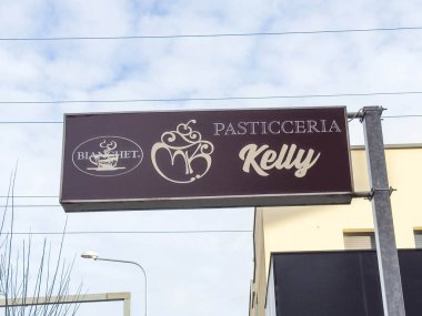 Ponte Nelle Alpi, İtalya - 27 Ocak 2026: Pasticceria Kelly pastanesi tabelası, üzerinde açık gökyüzü olan bir binada logo ve isim sergiliyor.