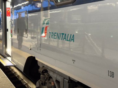 Ponte Nelle Alpi, İtalya - 27 Ocak 2026: Tren istasyonundaki bir Trenitalia treninin yan görüntüsü, tren numarası ve kapısı, demiryolu taşımacılığını vurguluyor