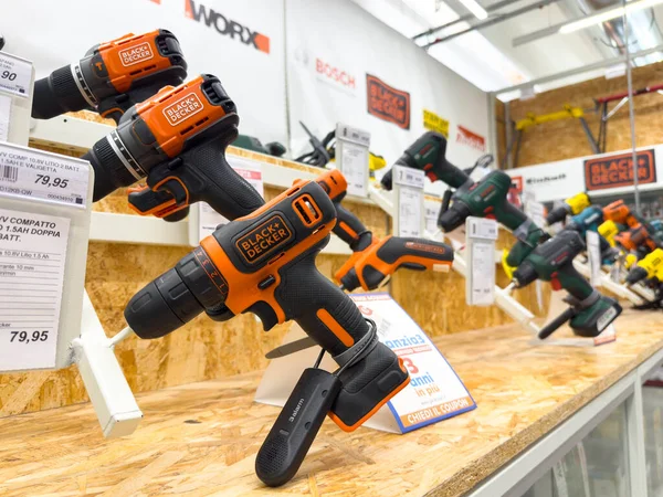 Ponte Nelle Alpi, İtalya - 27 Ocak 2026: Görünür fiyat etiketleri ve birden fazla modele sahip bir hırdavatçıda ahşap raflarda düzenlenmiş Siyah & Decker elektrikli matkaplar