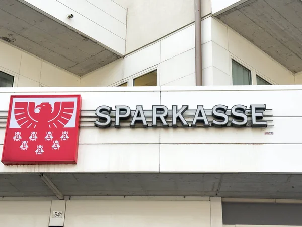 Ponte Nelle Alpi, İtalya - 27 Ocak 2026: Kartal logolu Sparkasse banka tabelası kentsel bir ortamda çağdaş bir binanın dış kısmında belirgin bir şekilde sergilendi