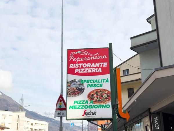Ponte Nelle Alpi, İtalya - 27 Ocak 2026: Il Peperoncino Ristorante Pizzeria 'nın imzası deniz ürünleri spesiyalleri ve pizza sunumlarını dağlık bir kent ortamında sergiliyor