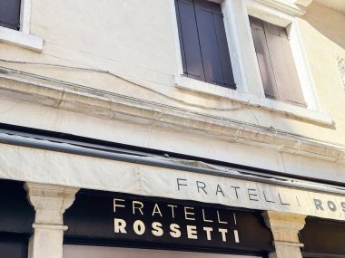 Venedik, İtalya - 17 Şubat 2026: Fratelli Rossetti dükkan önü şık bir tabela ve tarihi bir binanın ön cephesinde kapalı ahşap panjurlar