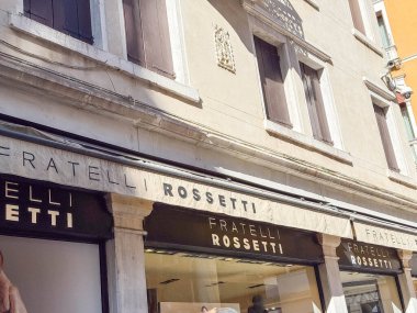 Venedik, İtalya - 17 Şubat 2026: Venedik 'teki Fratelli Rossetti mağazasının önü şık mimarisi ve birinci sınıf ayakkabı ve aksesuarları aydınlatan pencereler