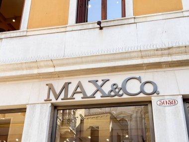 Venedik, İtalya - 17 Şubat 2026: MAX & Co. Şehir ortamında geniş pencereleri ve dekoratif mimari unsurları olan bir binada depolama işareti