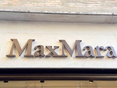 Venedik, İtalya - 17 Şubat 2026: MaxMara logosu perakende mağaza vitrininde, markanın ayırt edici harf ve tasarım unsurlarını vurguluyor