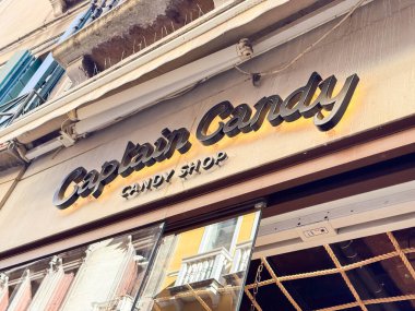 Venedik, İtalya - 17 Şubat 2026: Kaptan Şekerci Dükkanı canlı kentsel bir ortamda renkli bir tabela ve vitrinlere sahiptir