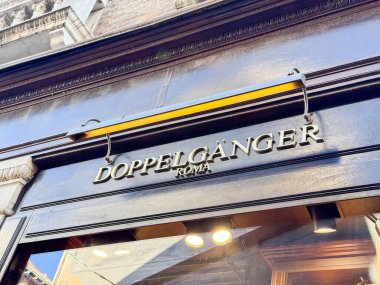 Venedik, İtalya - 17 Şubat 2026: Roma 'daki DOPPELGANGER restoranı için imza, görünür aydınlatma elementleriyle ahşap bir arka planda şık harfler sergileniyor